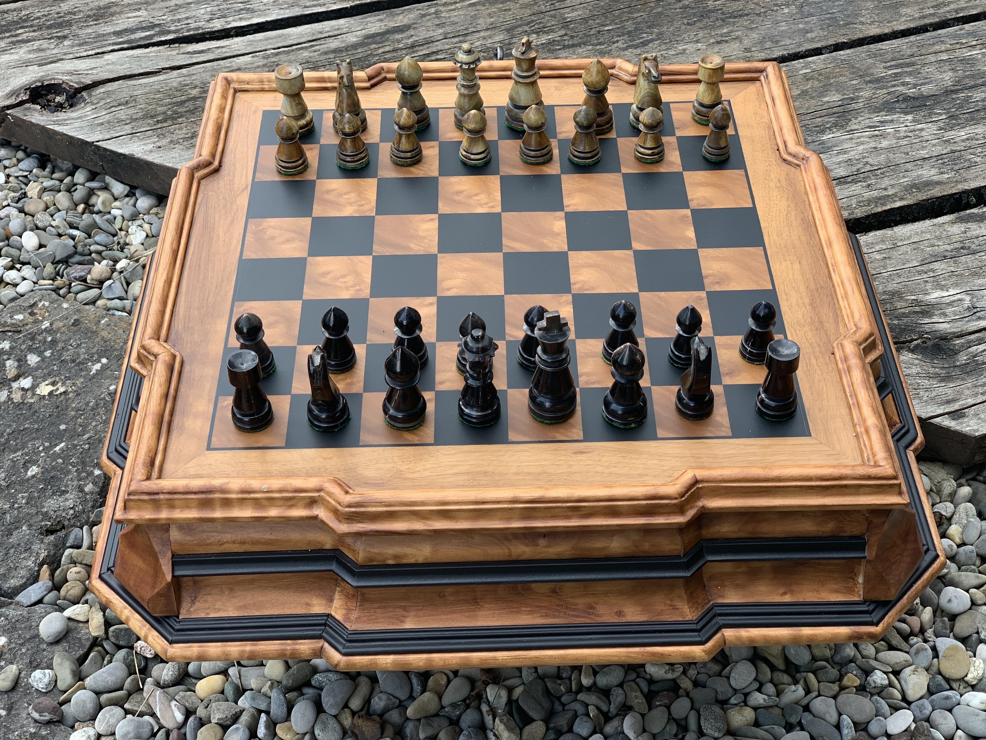 Schach - Brettkasten aus Muschelahorn mit Hornfiguren (weltweit limitiert auf 30 Stück)